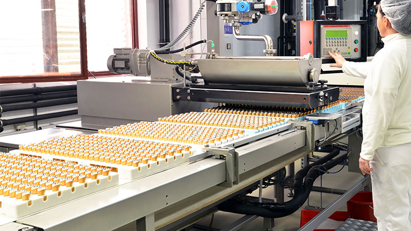 Conveyor belt with batches of food portions